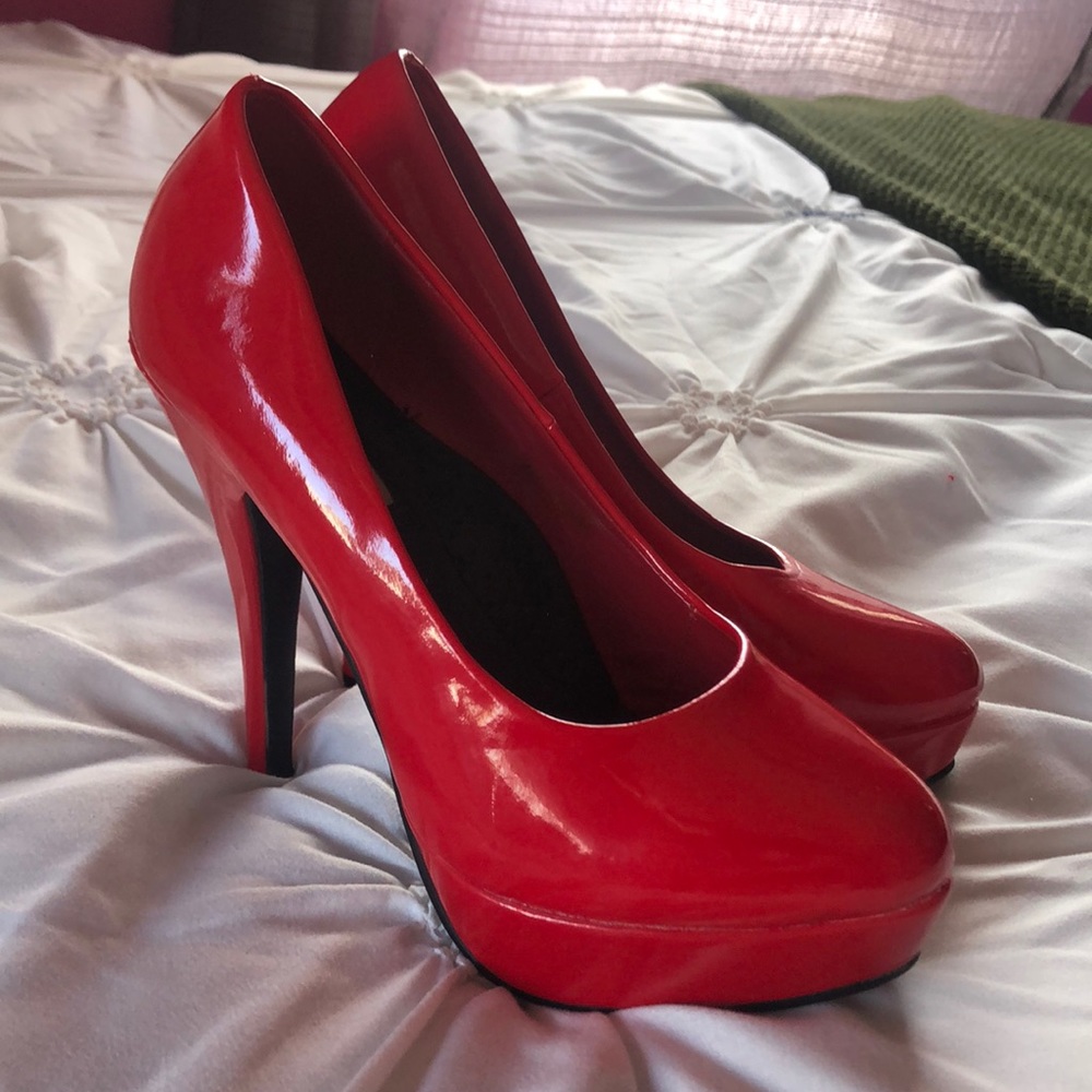 Red heels! - Picture 2 of 3